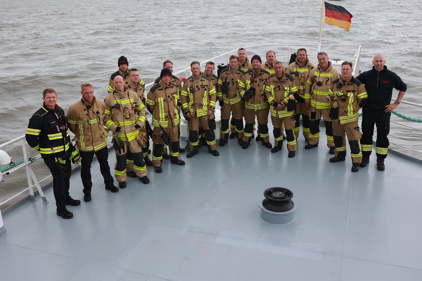 FW Bremerhaven: Schiffsbrandbekämpfungsübung auf der Nordsee