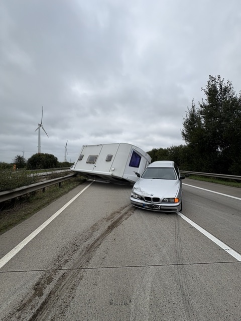 POL-CUX: Verkehrsunfall mit Pkw-Wohnanhänger auf der BAB 27 (Foto im Anhang)