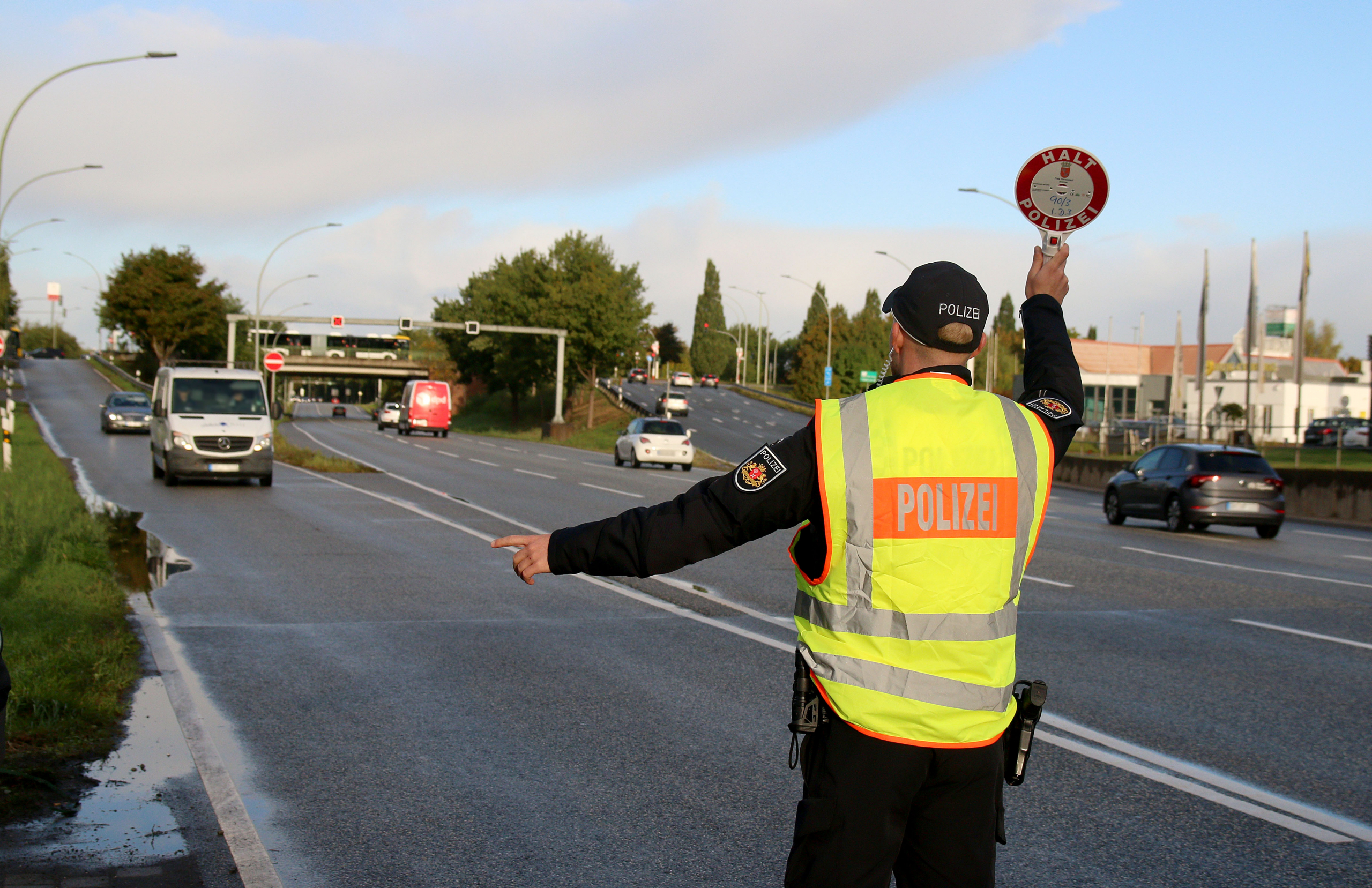 POL-Bremerhaven: Polizei registriert 30 Rotlichtverstöße bei Kontrollaktion – Zwei Autofahrern droht Fahrverbot
