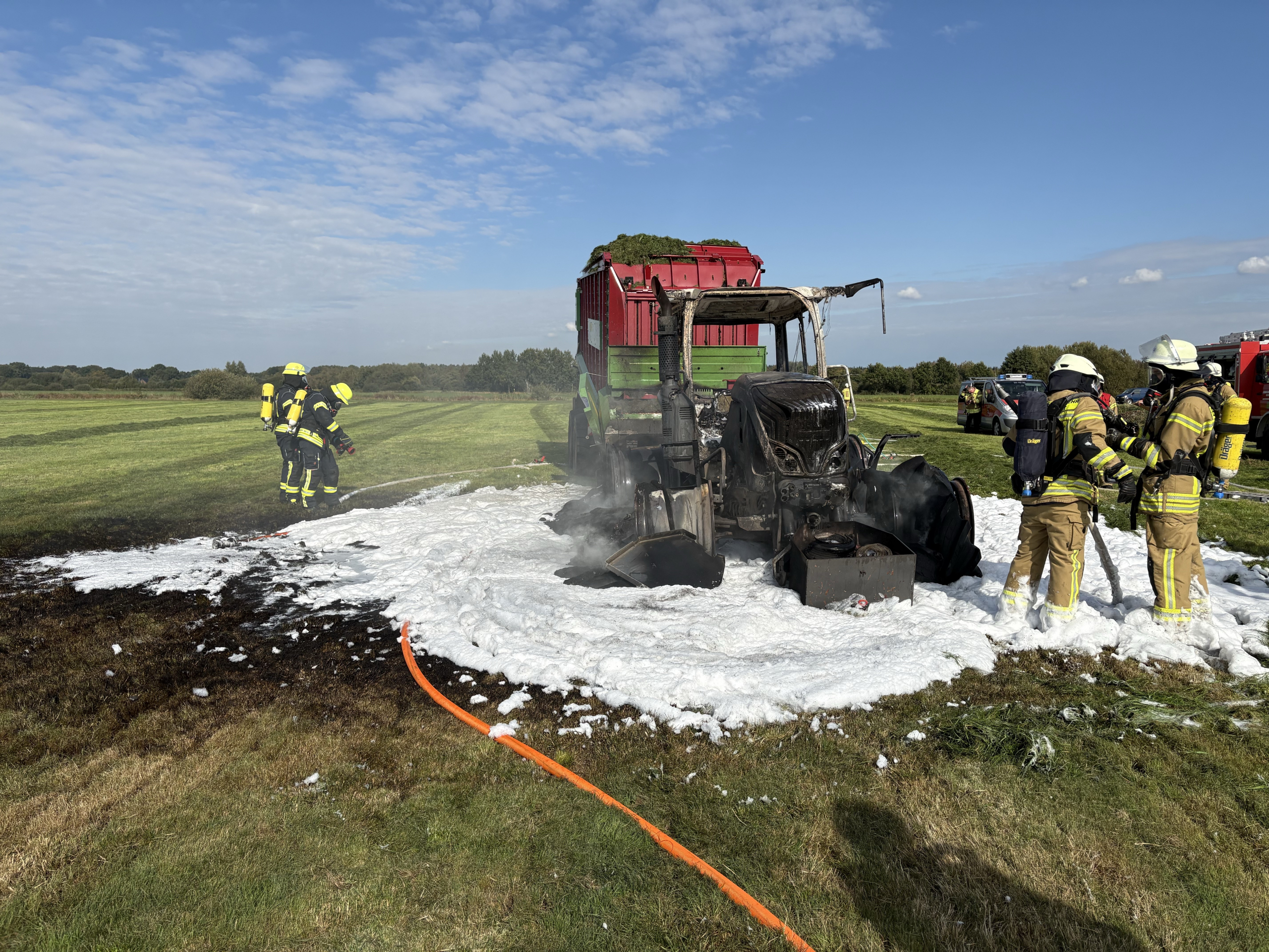 POL-CUX: Brand eines Ackerschleppers (Foto im Anhang)