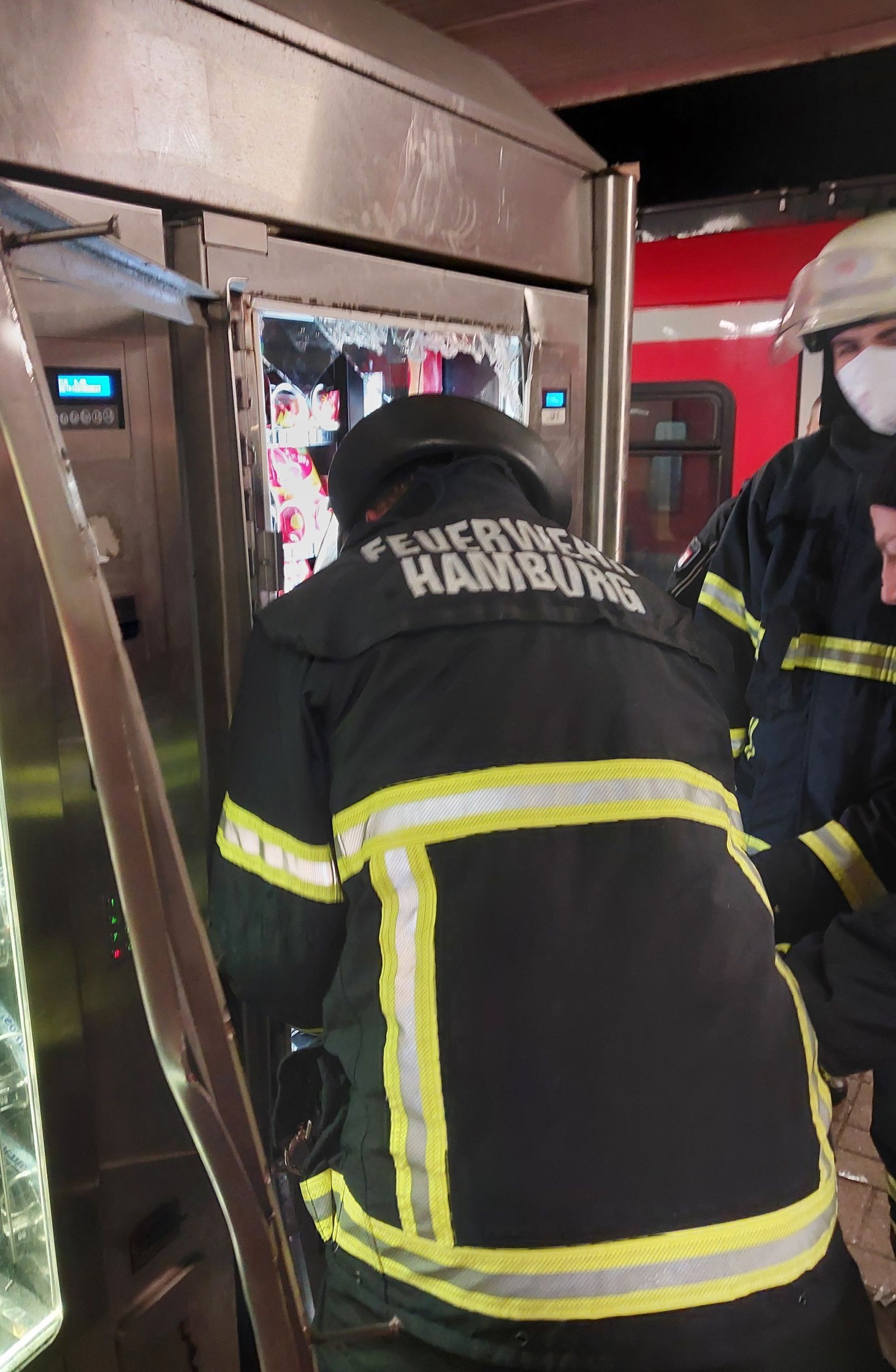 BPOL-HH: Offensichtlicher „Heißhunger auf Süßes“ wird 33-Jährigen am Snackautomaten an Hamburger S-Bahnstation zum Verhängnis… -Feuerwehr muss Arm des „Langfingers“ mit technischem Gerät aufwendig befreien-