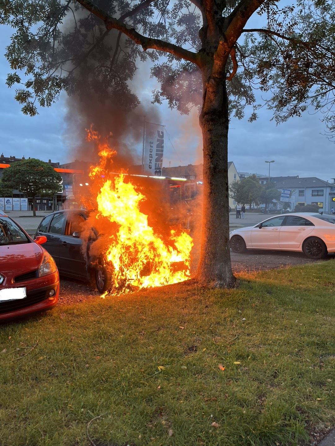 FW Bremerhaven: Motorraum in Vollbrand
