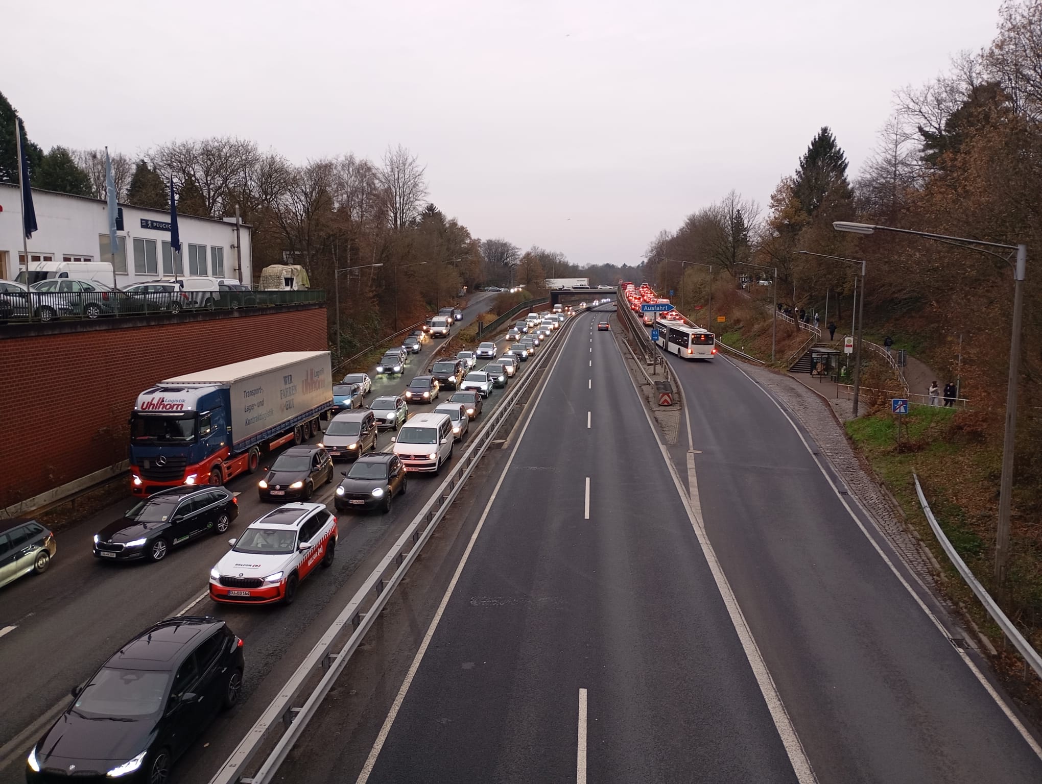 Update zum Unfall auf der A27 Auffahrunfall auf der A27 – Zwei Verletzte und erheblicher Sachschaden