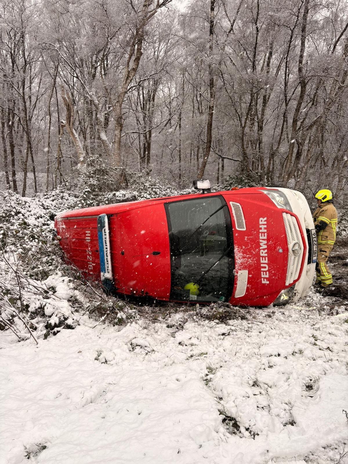 Glätteunfall – Feuerwehrfahrzeug kommt von der Fahrbahn ab